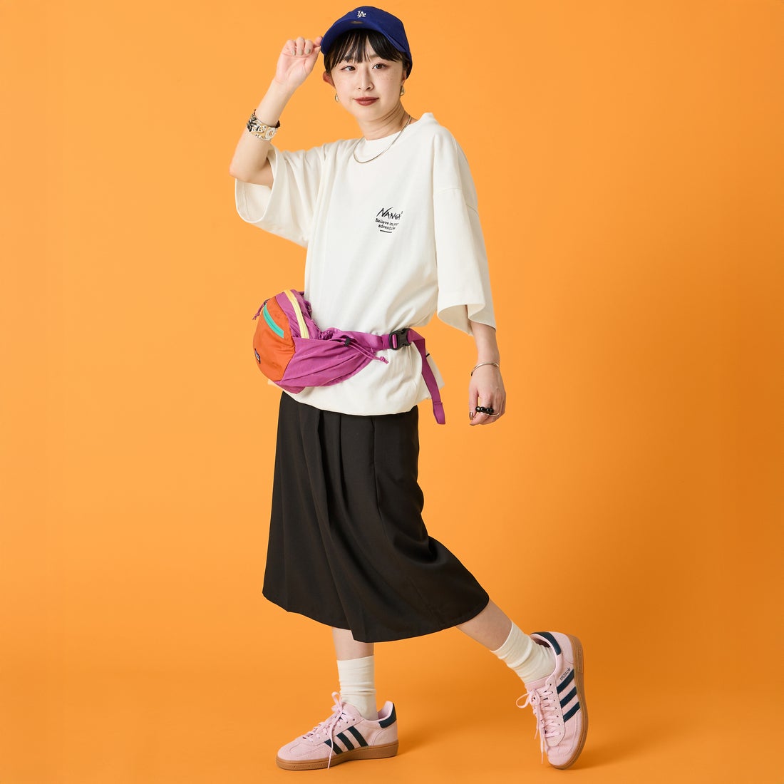 JEANSFACTORY × NANGA [ジーンズファクトリー × ナンガ] 別注 ルーズフィット スクエアロゴバックプリント ドローコードTシャツ [NW26SS-JF6] WHITE &&モデル身長：150cm 着用サイズ：S&&