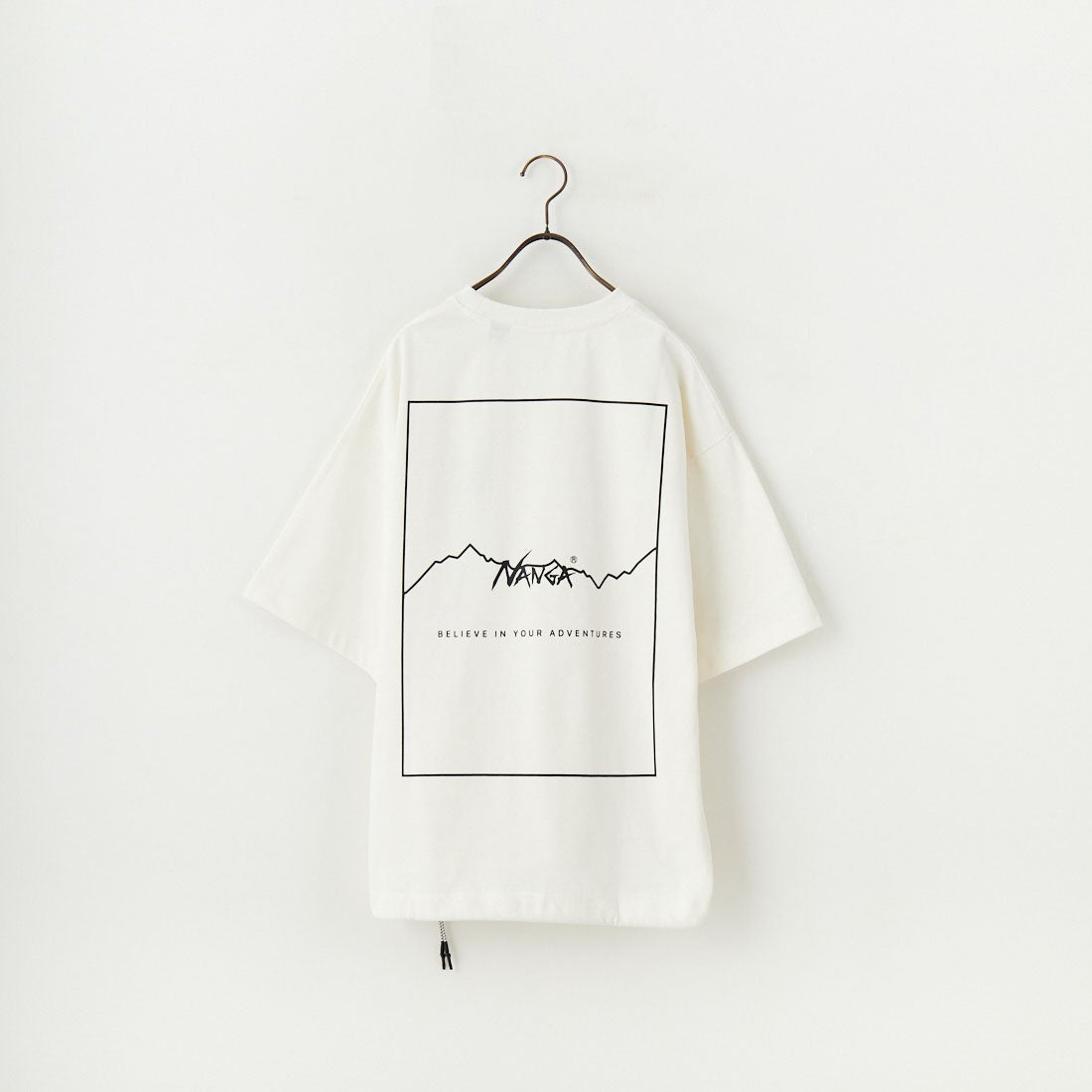 JEANSFACTORY × NANGA [ジーンズファクトリー × ナンガ] 別注 ルーズフィット スクエアロゴバックプリント ドローコードTシャツ [NW26SS-JF6] WHITE