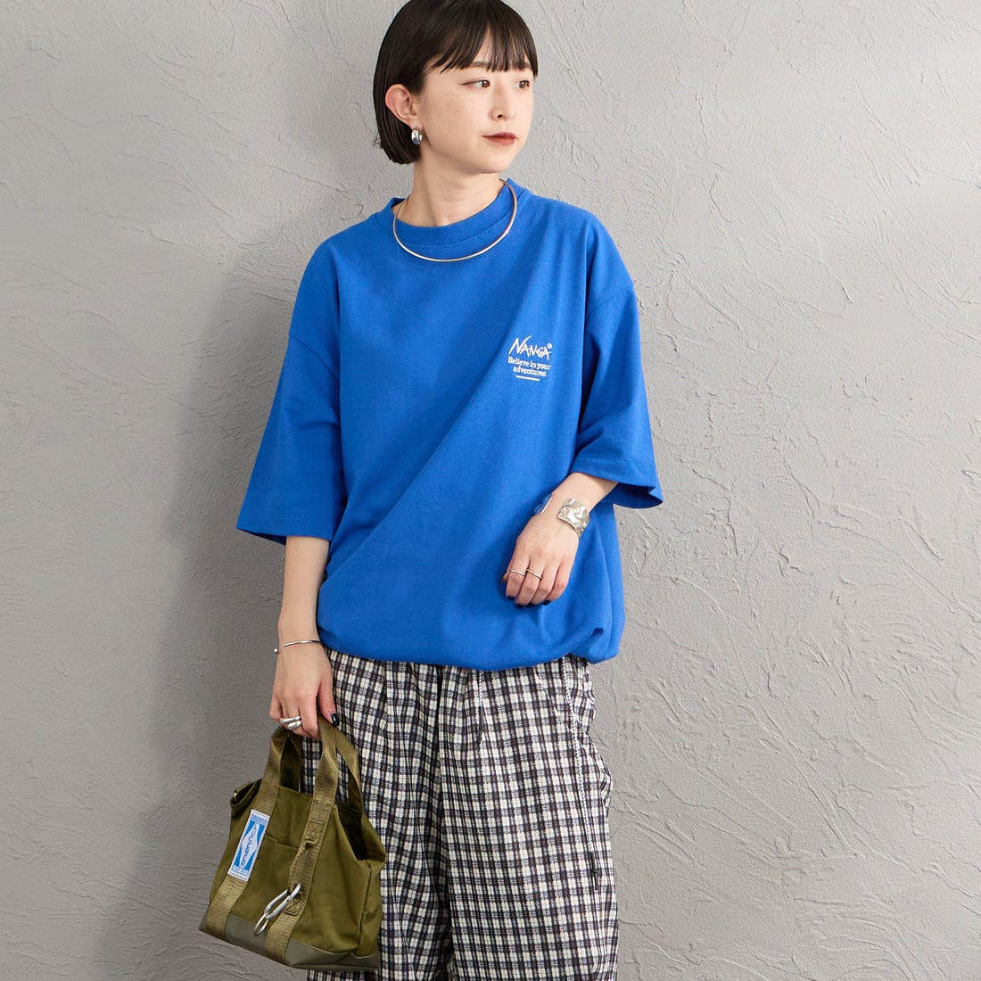 JEANSFACTORY × NANGA [ジーンズファクトリー × ナンガ] 別注 ルーズフィット スクエアロゴバックプリント ドローコードTシャツ [NW26SS-JF6] BLUE &&モデル身長：150cm 着用サイズ：S&&