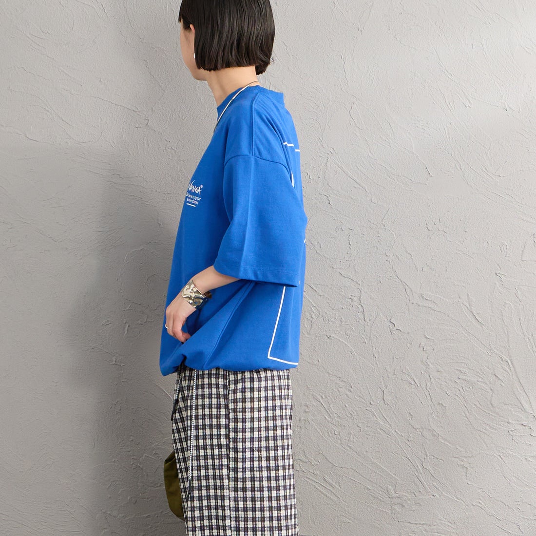 JEANSFACTORY × NANGA [ジーンズファクトリー × ナンガ] 別注 ルーズフィット スクエアロゴバックプリント ドローコードTシャツ [NW26SS-JF6] BLUE &&モデル身長：150cm 着用サイズ：S&&