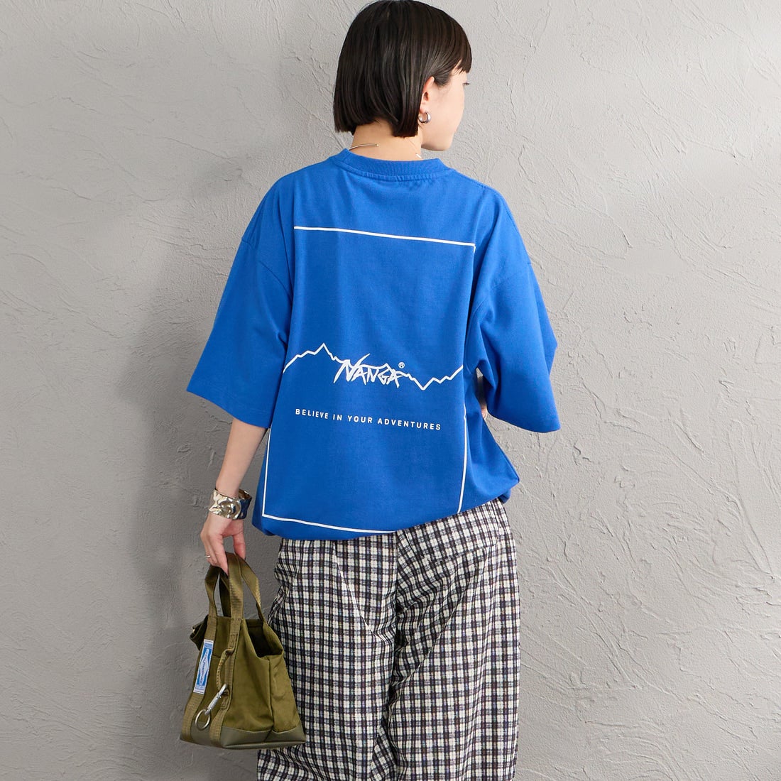 JEANSFACTORY × NANGA [ジーンズファクトリー × ナンガ] 別注 ルーズフィット スクエアロゴバックプリント ドローコードTシャツ [NW26SS-JF6] BLUE &&モデル身長：150cm 着用サイズ：S&&
