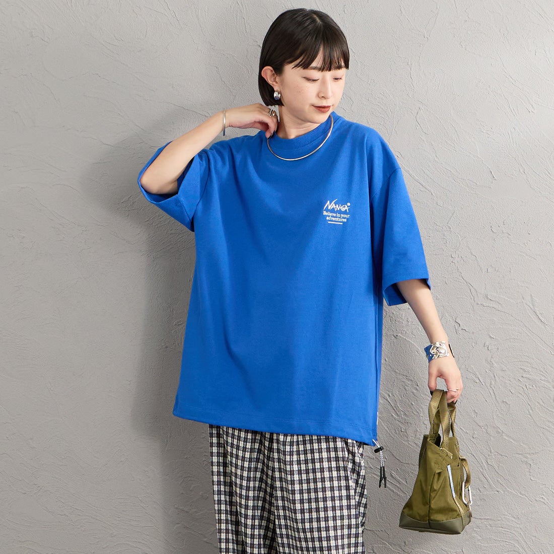 JEANSFACTORY × NANGA [ジーンズファクトリー × ナンガ] 別注 ルーズフィット スクエアロゴバックプリント ドローコードTシャツ [NW26SS-JF6] BLUE &&モデル身長：150cm 着用サイズ：S&&