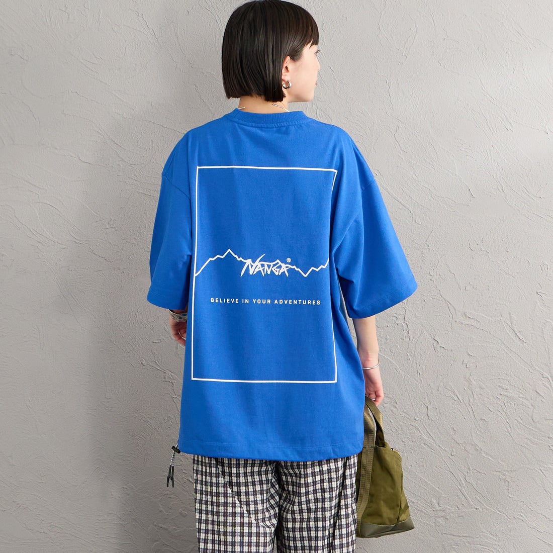 JEANSFACTORY × NANGA [ジーンズファクトリー × ナンガ] 別注 ルーズフィット スクエアロゴバックプリント ドローコードTシャツ [NW26SS-JF6] BLUE &&モデル身長：150cm 着用サイズ：S&&