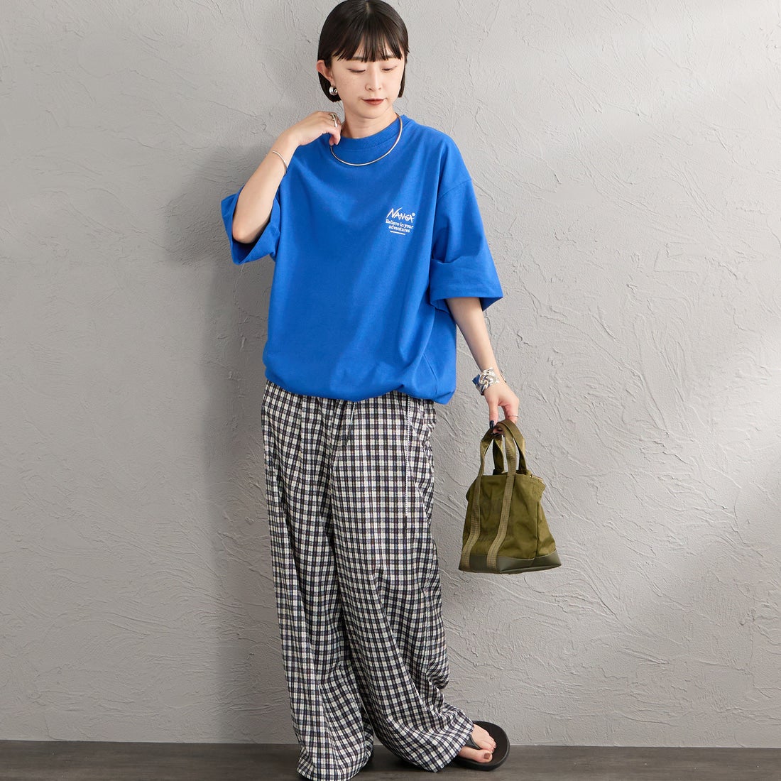 JEANSFACTORY × NANGA [ジーンズファクトリー × ナンガ] 別注 ルーズフィット スクエアロゴバックプリント ドローコードTシャツ [NW26SS-JF6] BLUE &&モデル身長：150cm 着用サイズ：S&&