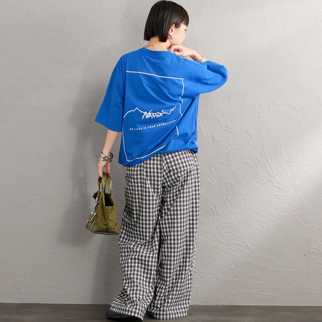 JEANSFACTORY × NANGA [ジーンズファクトリー × ナンガ] 別注 ルーズフィット スクエアロゴバックプリント ドローコードTシャツ [NW26SS-JF6] BLUE &&モデル身長：150cm 着用サイズ：S&&