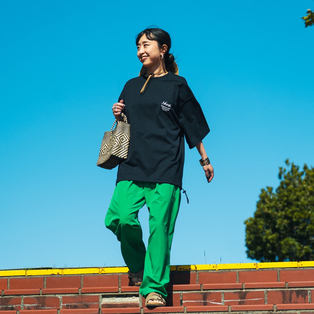 JEANSFACTORY × NANGA [ジーンズファクトリー × ナンガ] 別注 ルーズフィット スクエアロゴバックプリント ドローコードTシャツ [NW26SS-JF6] BLACK &&モデル身長：150cm 着用サイズ：S&&