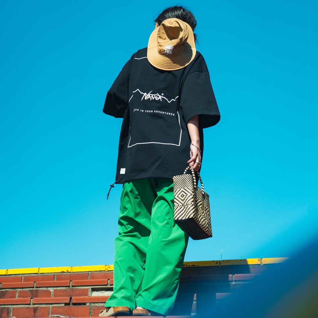 JEANSFACTORY × NANGA [ジーンズファクトリー × ナンガ] 別注 ルーズフィット スクエアロゴバックプリント ドローコードTシャツ [NW26SS-JF6] BLACK &&モデル身長：150cm 着用サイズ：S&&