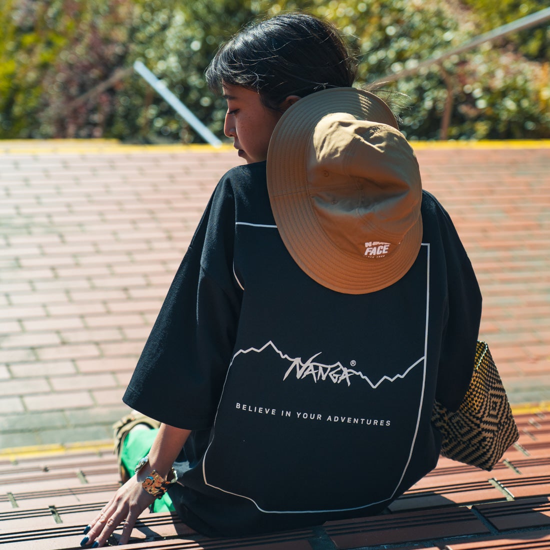 JEANSFACTORY × NANGA [ジーンズファクトリー × ナンガ] 別注 ルーズフィット スクエアロゴバックプリント ドローコードTシャツ [NW26SS-JF6] BLACK &&モデル身長：150cm 着用サイズ：S&&