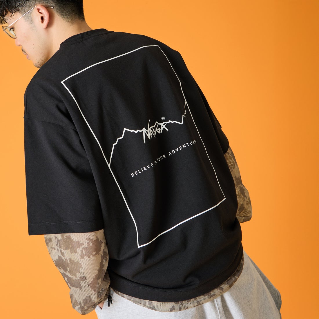 JEANSFACTORY × NANGA [ジーンズファクトリー × ナンガ] 別注 ルーズフィット スクエアロゴバックプリント ドローコードTシャツ [NW26SS-JF6] BLACK &&モデル身長：168cm 着用サイズ：L&&