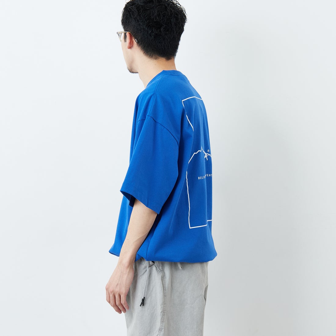 JEANSFACTORY × NANGA [ジーンズファクトリー × ナンガ] 別注 ルーズフィット スクエアロゴバックプリント ドローコードTシャツ [NW26SS-JF6] BLUE &&モデル身長：168cm 着用サイズ：L&&