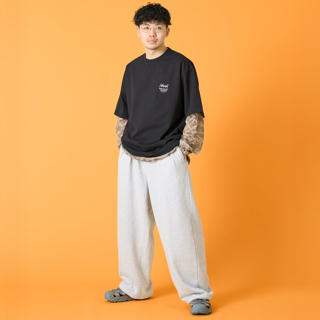 JEANSFACTORY × NANGA [ジーンズファクトリー × ナンガ] 別注 ルーズフィット スクエアロゴバックプリント ドローコードTシャツ [NW26SS-JF6] BLACK &&モデル身長：168cm 着用サイズ：L&&