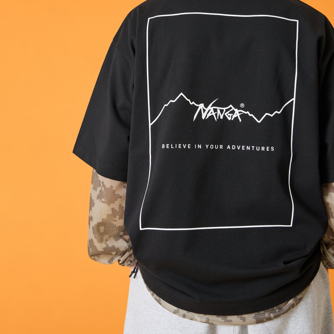 JEANSFACTORY × NANGA [ジーンズファクトリー × ナンガ] 別注 ルーズフィット スクエアロゴバックプリント ドローコードTシャツ [NW26SS-JF6] BLACK