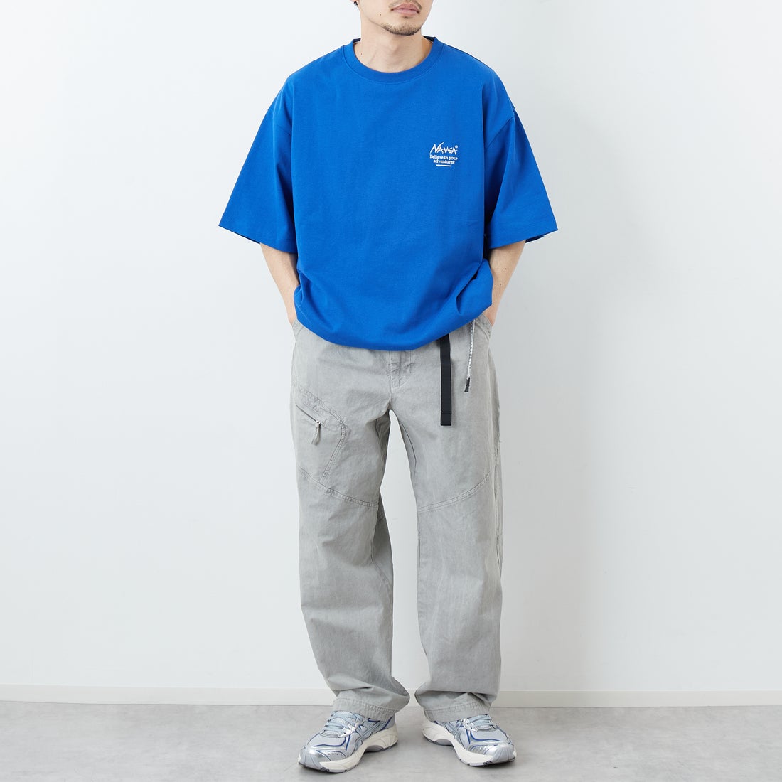 JEANSFACTORY × NANGA [ジーンズファクトリー × ナンガ] 別注 ルーズフィット スクエアロゴバックプリント ドローコードTシャツ [NW26SS-JF6] BLUE &&モデル身長：168cm 着用サイズ：L&&