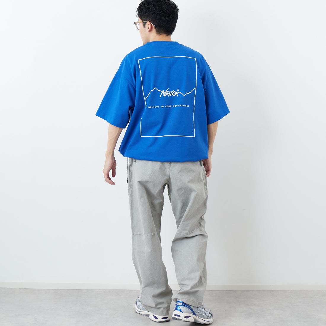 JEANSFACTORY × NANGA [ジーンズファクトリー × ナンガ] 別注 ルーズフィット スクエアロゴバックプリント ドローコードTシャツ [NW26SS-JF6] BLUE &&モデル身長：168cm 着用サイズ：L&&