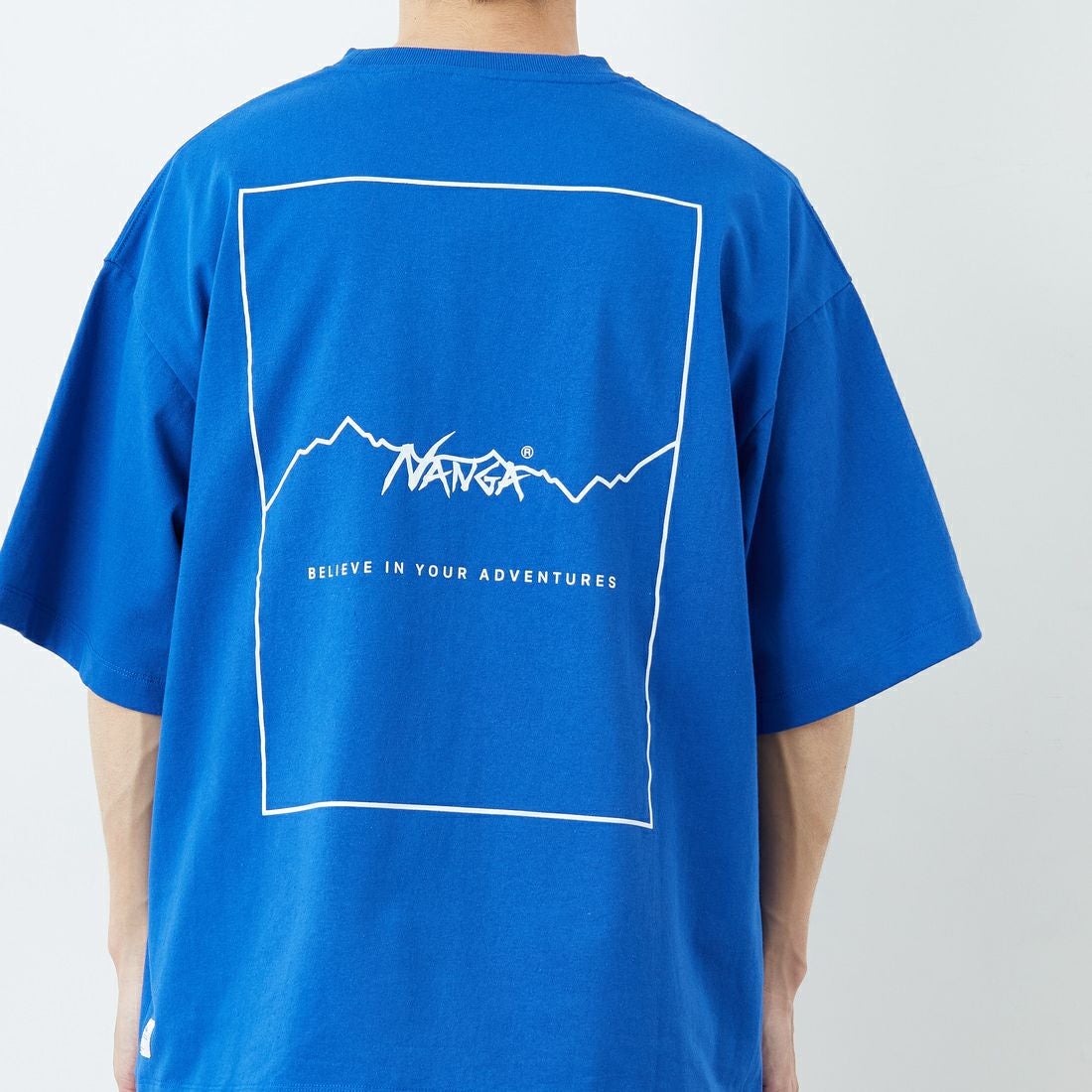 JEANSFACTORY × NANGA [ジーンズファクトリー × ナンガ] 別注 ルーズフィット スクエアロゴバックプリント ドローコードTシャツ [NW26SS-JF6] BLUE &&モデル身長：168cm 着用サイズ：L&&