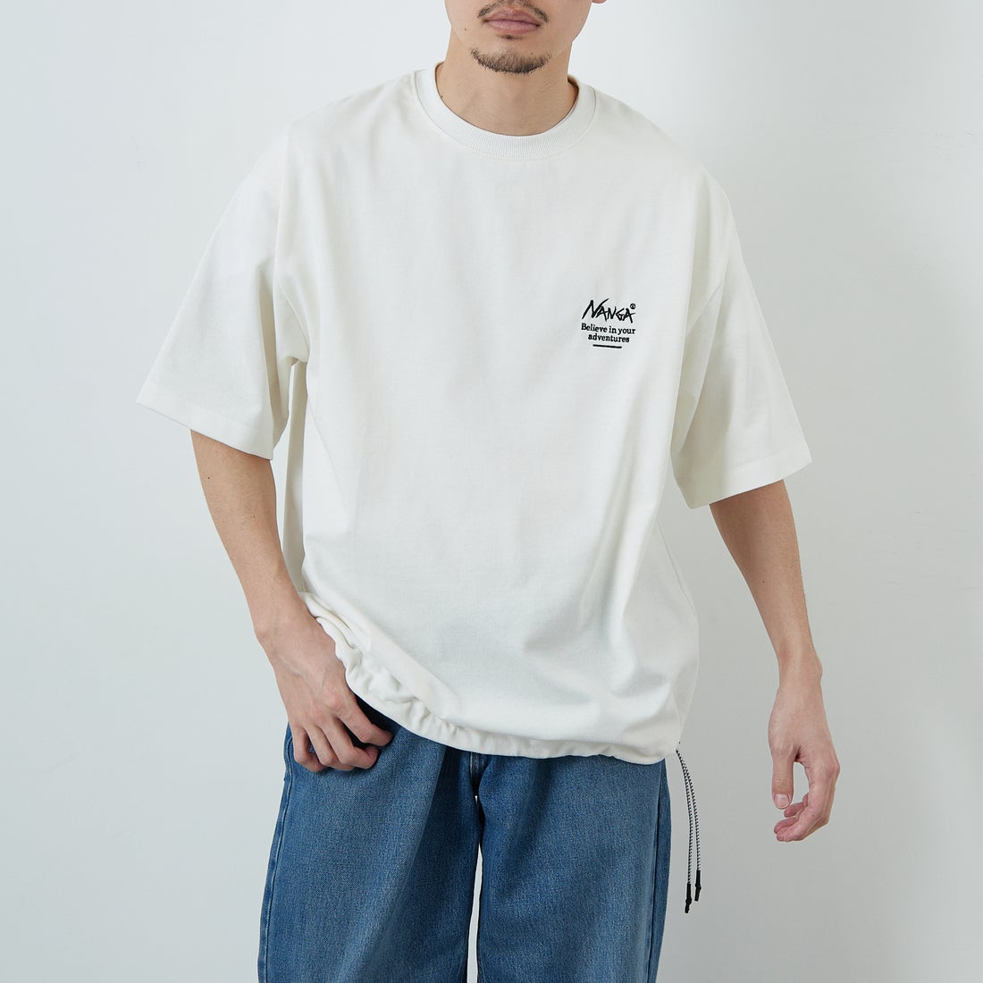 JEANSFACTORY × NANGA [ジーンズファクトリー × ナンガ] 別注 ルーズフィット スクエアロゴバックプリント ドローコードTシャツ [NW26SS-JF6] WHITE &&モデル身長：168cm 着用サイズ：M&&