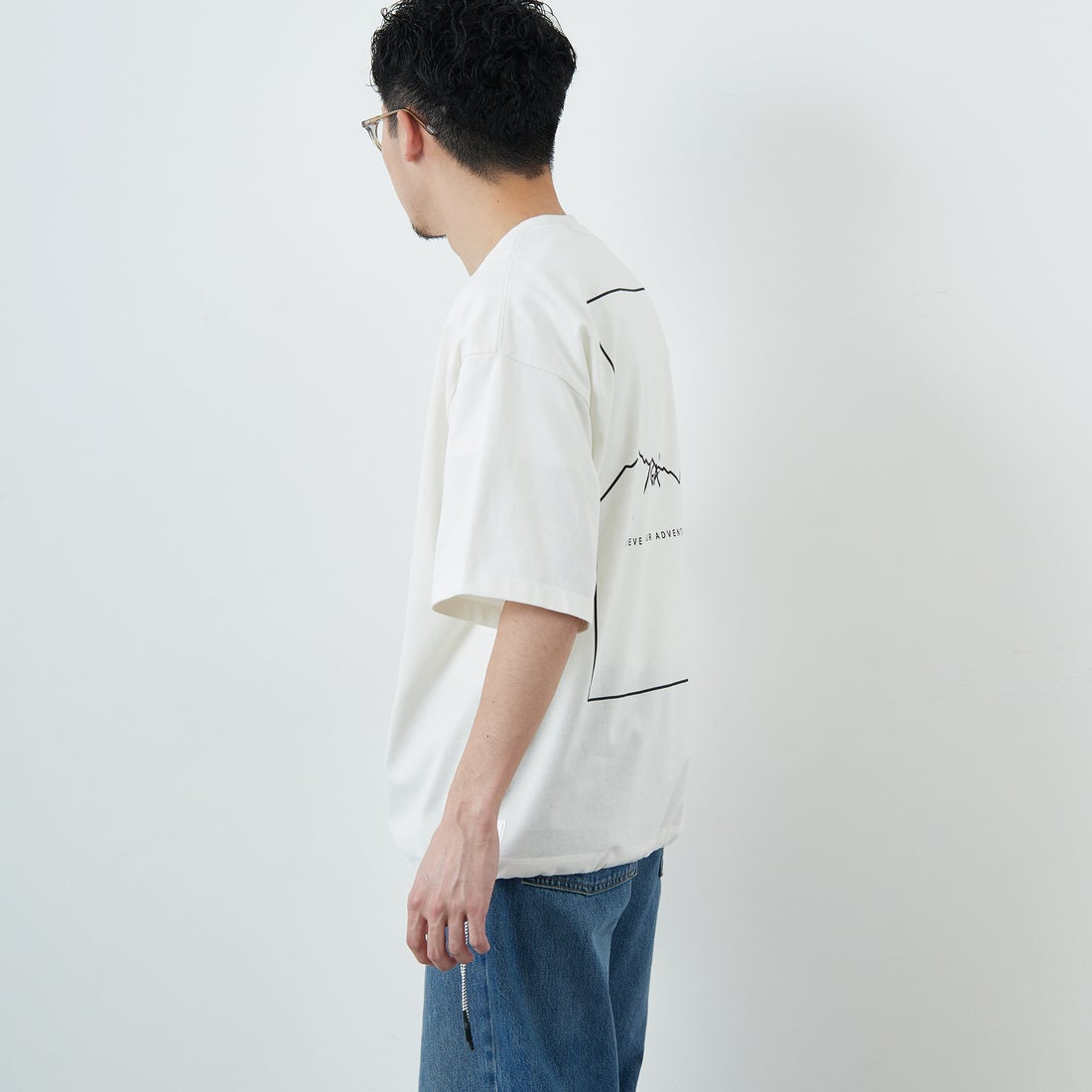 JEANSFACTORY × NANGA [ジーンズファクトリー × ナンガ] 別注 ルーズフィット スクエアロゴバックプリント ドローコードTシャツ [NW26SS-JF6] WHITE &&モデル身長：168cm 着用サイズ：M&&