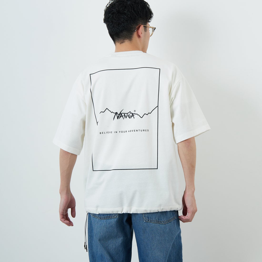 JEANSFACTORY × NANGA [ジーンズファクトリー × ナンガ] 別注 ルーズフィット スクエアロゴバックプリント ドローコードTシャツ [NW26SS-JF6] WHITE &&モデル身長：168cm 着用サイズ：M&&