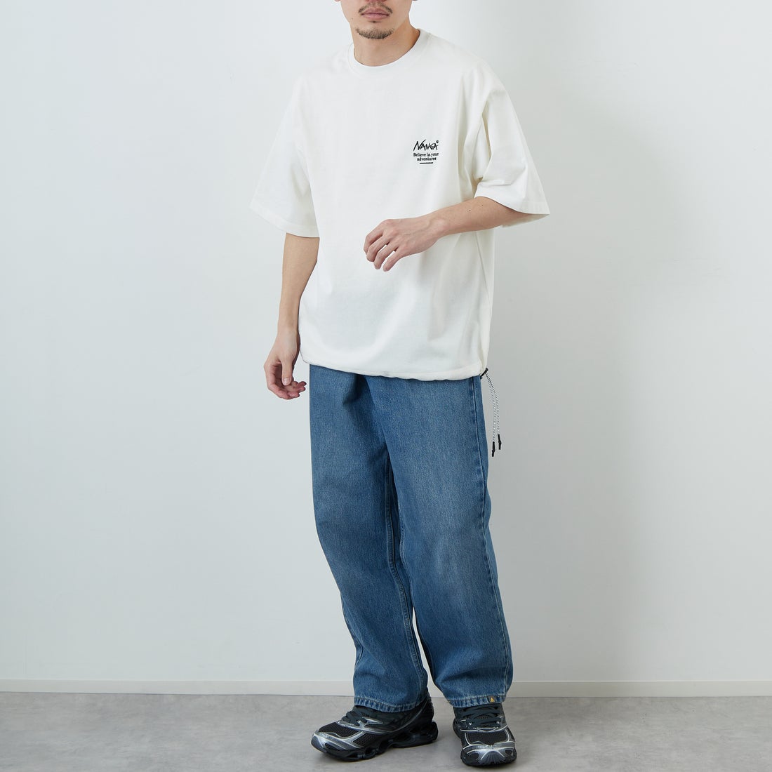 JEANSFACTORY × NANGA [ジーンズファクトリー × ナンガ] 別注 ルーズフィット スクエアロゴバックプリント ドローコードTシャツ [NW26SS-JF6] WHITE &&モデル身長：168cm 着用サイズ：M&&