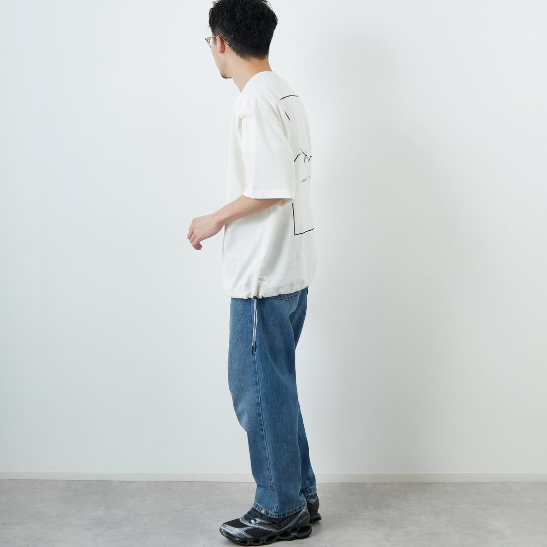 JEANSFACTORY × NANGA [ジーンズファクトリー × ナンガ] 別注 ルーズフィット スクエアロゴバックプリント ドローコードTシャツ [NW26SS-JF6] WHITE &&モデル身長：168cm 着用サイズ：M&&