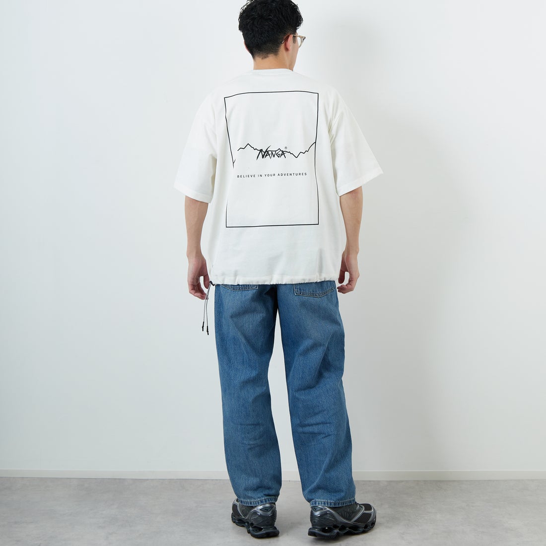 JEANSFACTORY × NANGA [ジーンズファクトリー × ナンガ] 別注 ルーズフィット スクエアロゴバックプリント ドローコードTシャツ [NW26SS-JF6] WHITE &&モデル身長：168cm 着用サイズ：M&&