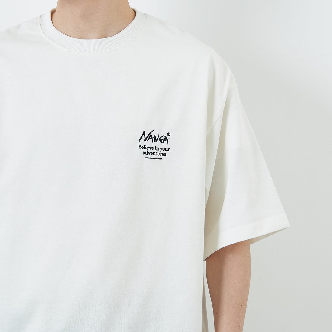 JEANSFACTORY × NANGA [ジーンズファクトリー × ナンガ] 別注 ルーズフィット スクエアロゴバックプリント ドローコードTシャツ [NW26SS-JF6] WHITE