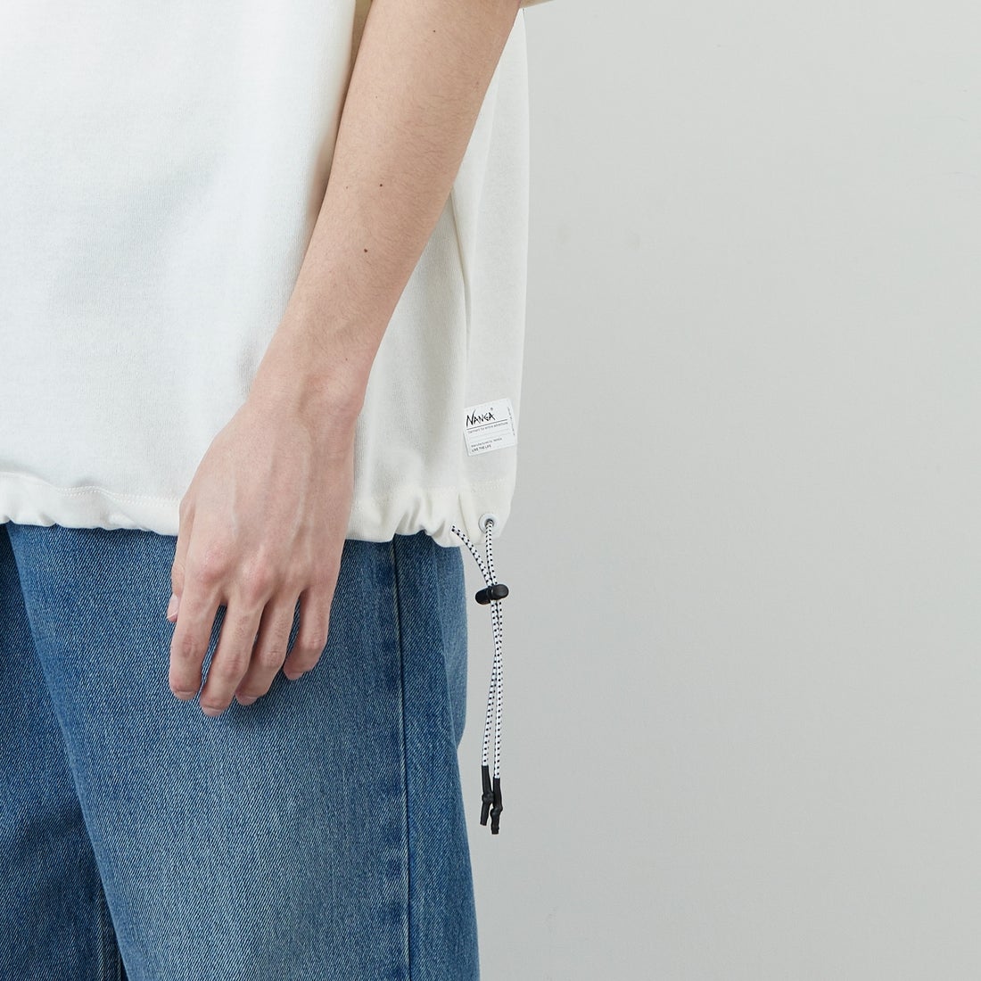 JEANSFACTORY × NANGA [ジーンズファクトリー × ナンガ] 別注 ルーズフィット スクエアロゴバックプリント ドローコードTシャツ [NW26SS-JF6] WHITE