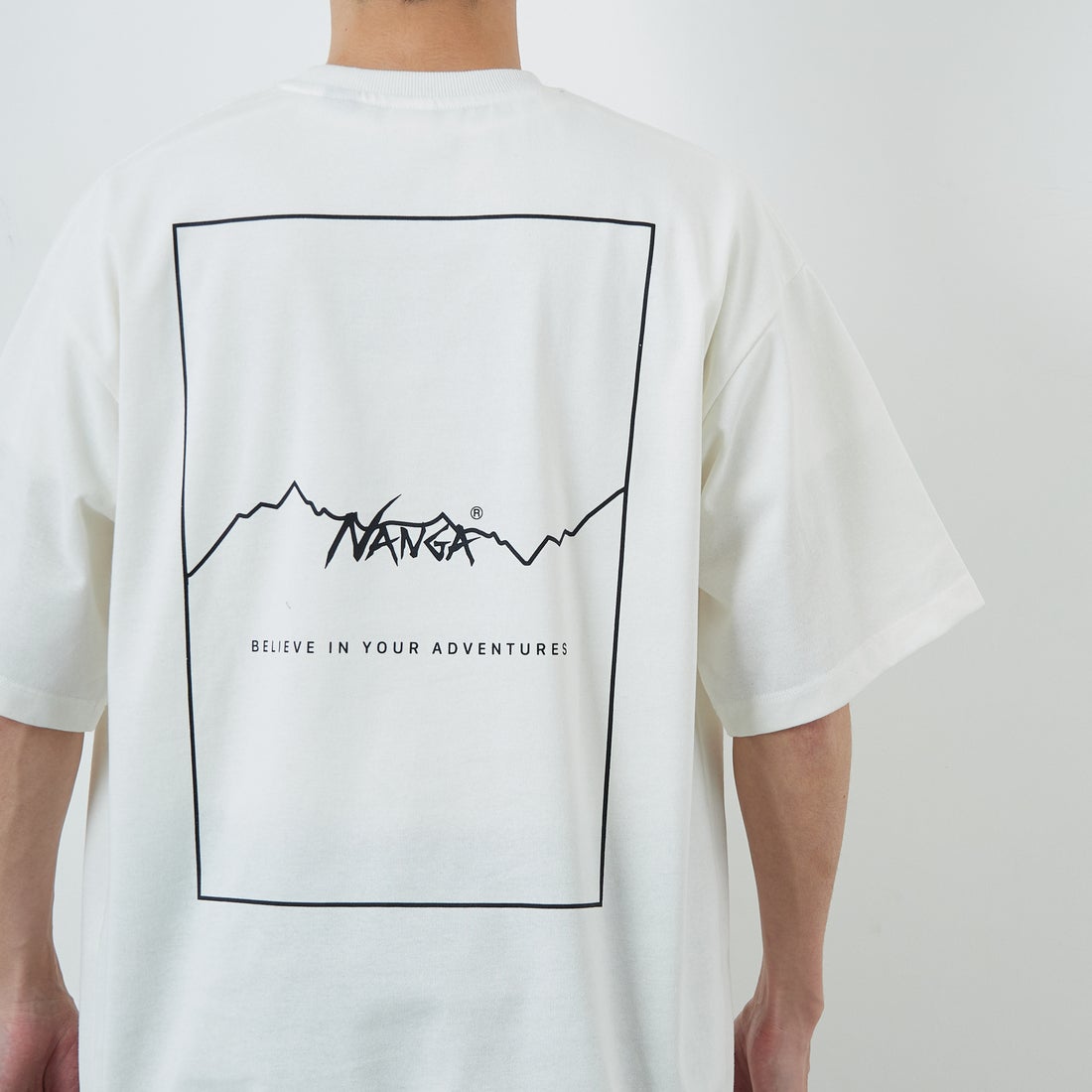 JEANSFACTORY × NANGA [ジーンズファクトリー × ナンガ] 別注 ルーズフィット スクエアロゴバックプリント ドローコードTシャツ [NW26SS-JF6] WHITE