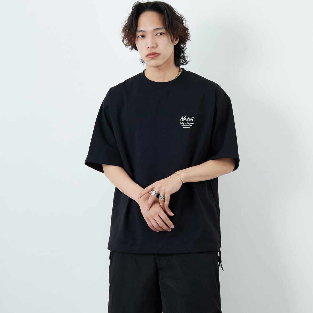 JEANSFACTORY × NANGA [ジーンズファクトリー × ナンガ] 別注 ルーズフィット スクエアロゴバックプリント ドローコードTシャツ [NW26SS-JF6] BLACK &&モデル身長：179cm 着用サイズ：L&&