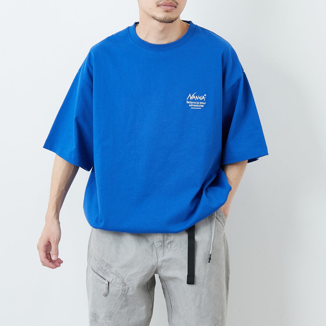 JEANSFACTORY × NANGA [ジーンズファクトリー × ナンガ] 別注 ルーズフィット スクエアロゴバックプリント ドローコードTシャツ [NW26SS-JF6] BLUE &&モデル身長：168cm 着用サイズ：L&&