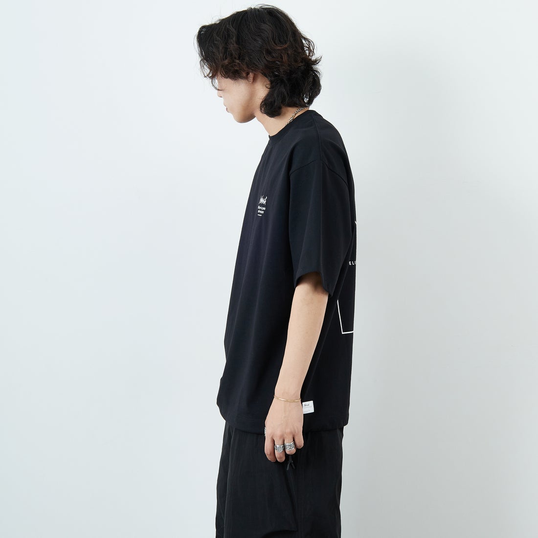 JEANSFACTORY × NANGA [ジーンズファクトリー × ナンガ] 別注 ルーズフィット スクエアロゴバックプリント ドローコードTシャツ [NW26SS-JF6] BLACK &&モデル身長：179cm 着用サイズ：L&&