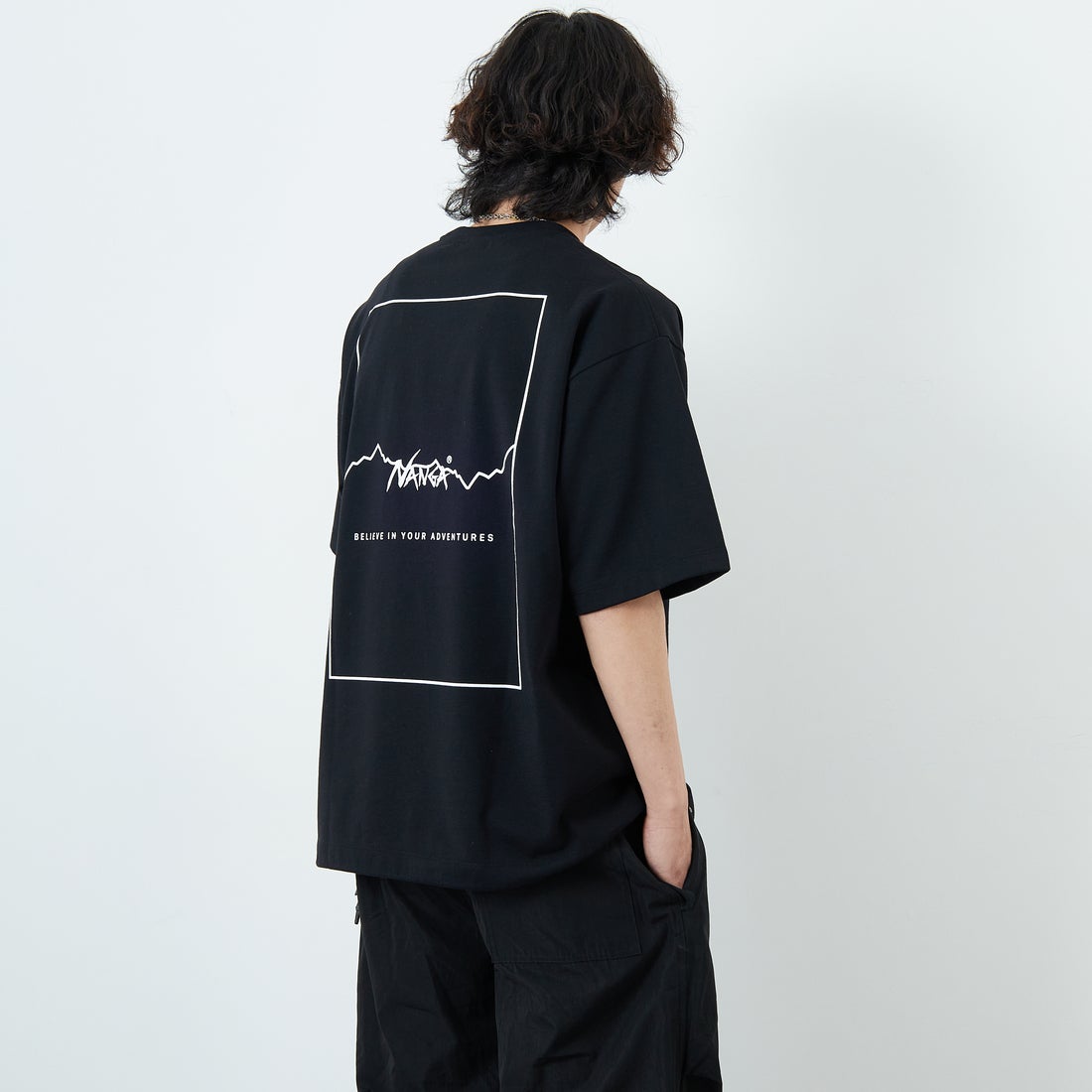 JEANSFACTORY × NANGA [ジーンズファクトリー × ナンガ] 別注 ルーズフィット スクエアロゴバックプリント ドローコードTシャツ [NW26SS-JF6] BLACK &&モデル身長：179cm 着用サイズ：L&&