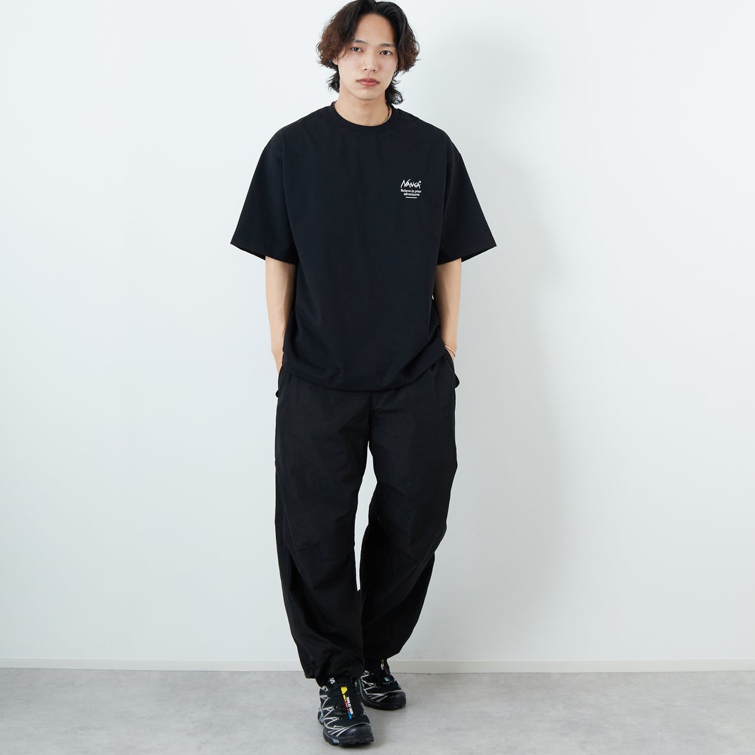 JEANSFACTORY × NANGA [ジーンズファクトリー × ナンガ] 別注 ルーズフィット スクエアロゴバックプリント ドローコードTシャツ [NW26SS-JF6] BLACK &&モデル身長：179cm 着用サイズ：L&&