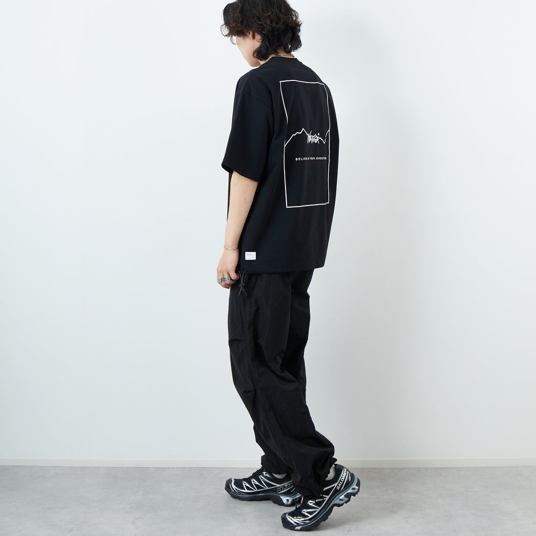 JEANSFACTORY × NANGA [ジーンズファクトリー × ナンガ] 別注 ルーズフィット スクエアロゴバックプリント ドローコードTシャツ [NW26SS-JF6] BLACK &&モデル身長：179cm 着用サイズ：L&&