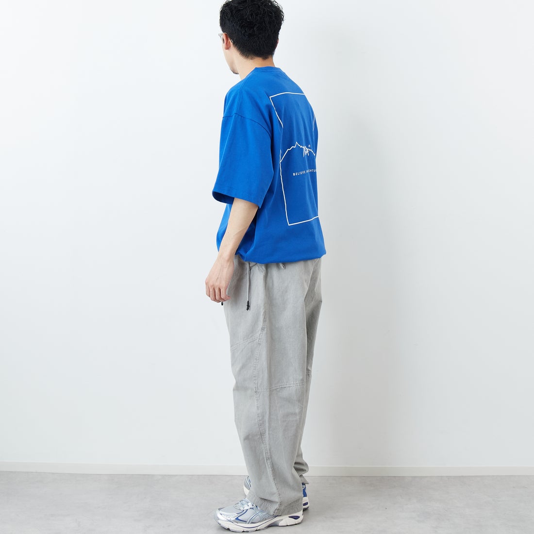 JEANSFACTORY × NANGA [ジーンズファクトリー × ナンガ] 別注 ルーズフィット スクエアロゴバックプリント ドローコードTシャツ [NW26SS-JF6] BLUE &&モデル身長：168cm 着用サイズ：L&&