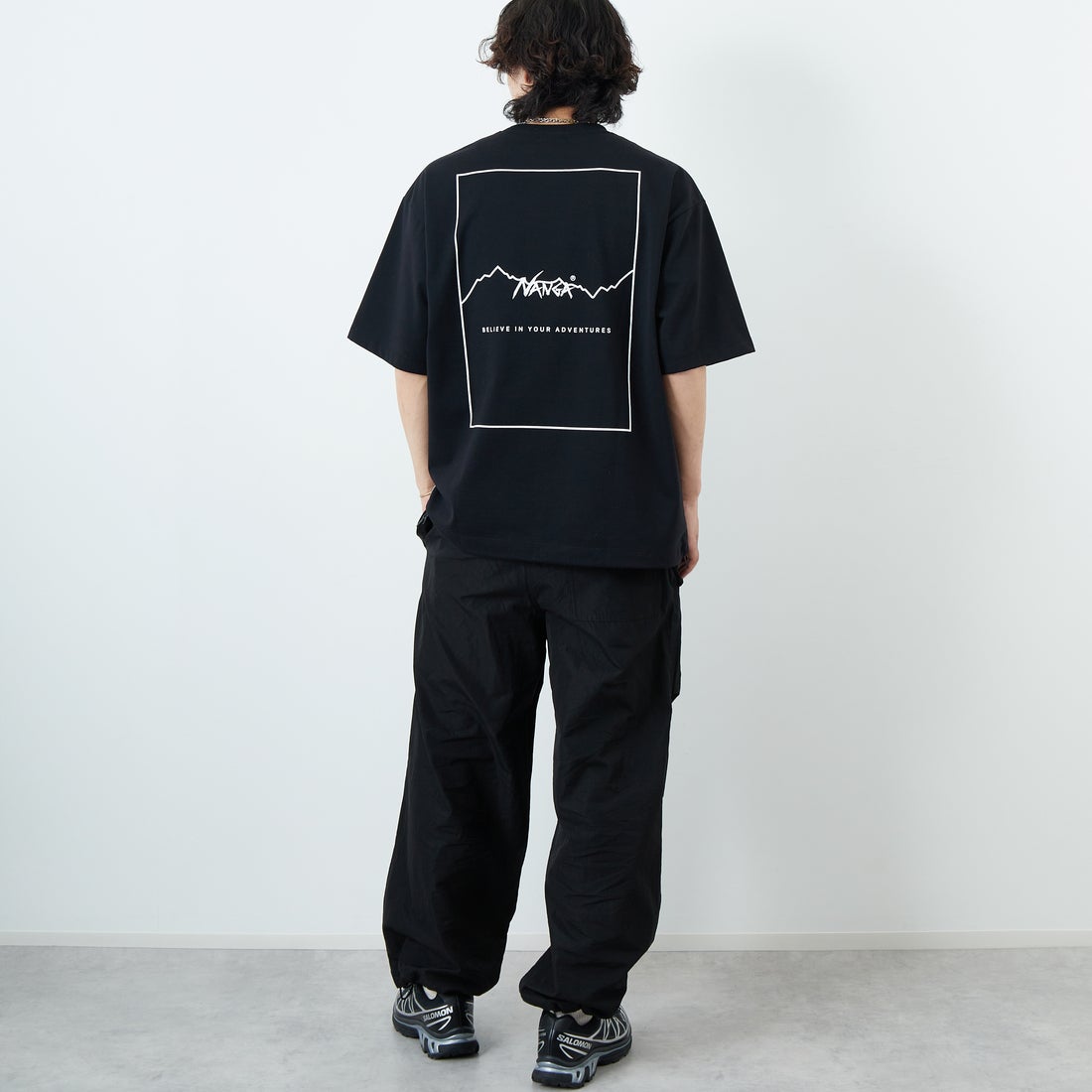 JEANSFACTORY × NANGA [ジーンズファクトリー × ナンガ] 別注 ルーズフィット スクエアロゴバックプリント ドローコードTシャツ [NW26SS-JF6] BLACK &&モデル身長：179cm 着用サイズ：L&&
