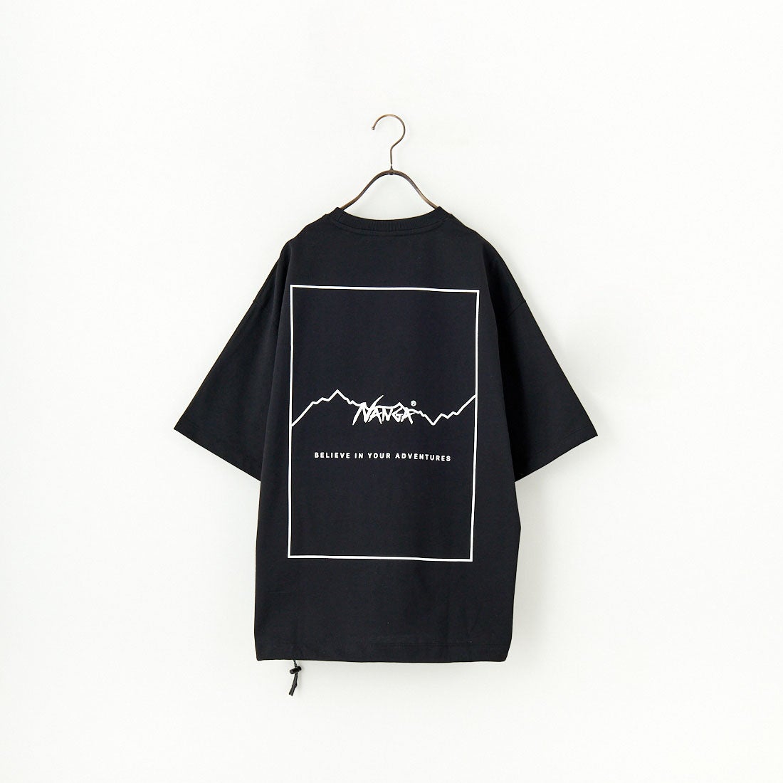 JEANSFACTORY × NANGA [ジーンズファクトリー × ナンガ] 別注 ルーズフィット スクエアロゴバックプリント ドローコードTシャツ [NW26SS-JF6] BLACK