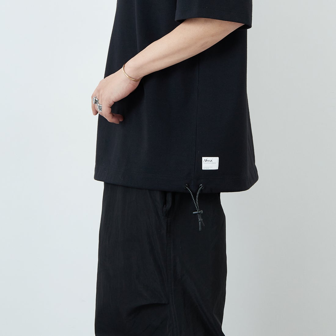 JEANSFACTORY × NANGA [ジーンズファクトリー × ナンガ] 別注 ルーズフィット スクエアロゴバックプリント ドローコードTシャツ [NW26SS-JF6] BLACK
