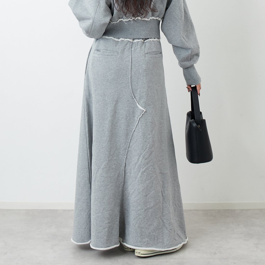 emmi [エミ] スウェットマキシスカート [13WCS261034] GRY &&モデル身長：162cm 着用サイズ：0&&
