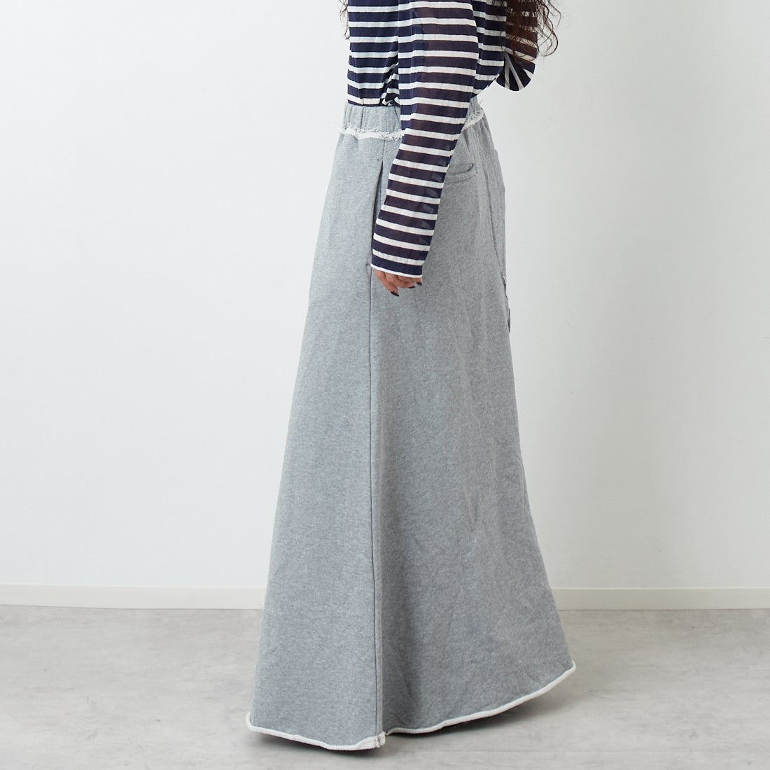 emmi [エミ] スウェットマキシスカート [13WCS261034] GRY &&モデル身長：162cm 着用サイズ：0&&