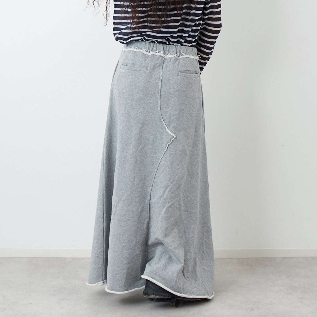 emmi [エミ] スウェットマキシスカート [13WCS261034] GRY &&モデル身長：162cm 着用サイズ：0&&