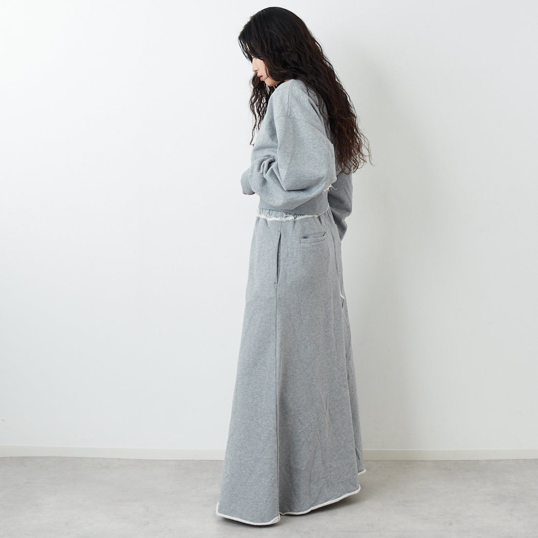 emmi [エミ] スウェットマキシスカート [13WCS261034] GRY &&モデル身長：162cm 着用サイズ：0&&