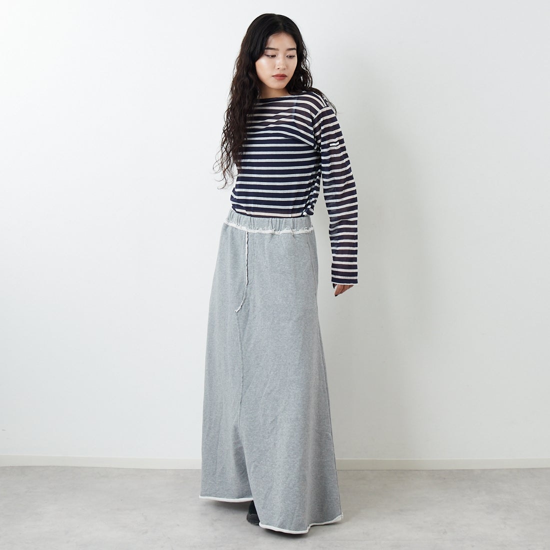emmi [エミ] スウェットマキシスカート [13WCS261034] GRY &&モデル身長：162cm 着用サイズ：0&&