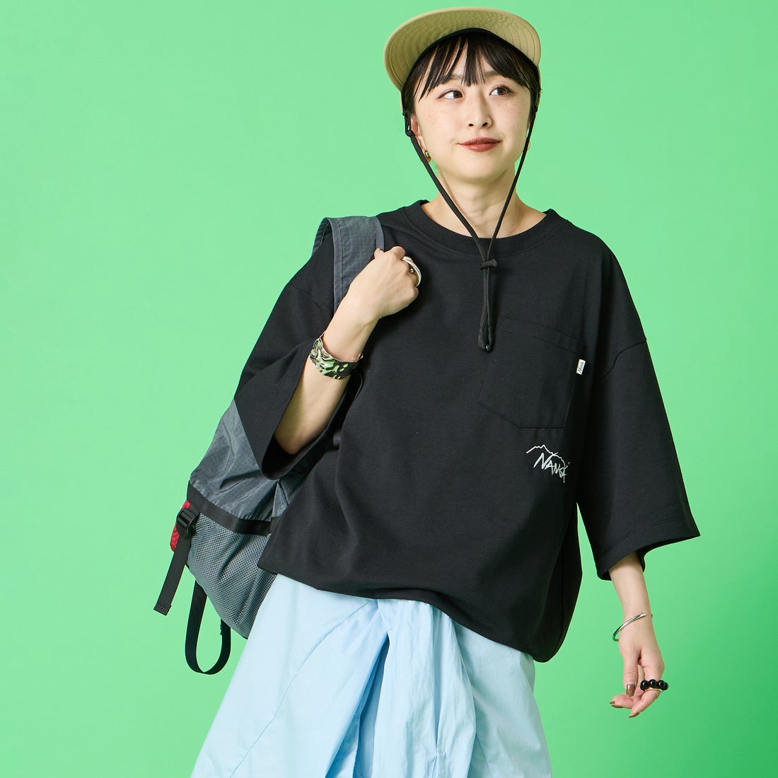 JEANSFACTORY × NANGA [ジーンズファクトリー × ナンガ] 別注 ルーズフィット ドローコードポケットTシャツ [NW26SS-JF5] BLACK &&モデル身長：150cm 着用サイズ：S&&