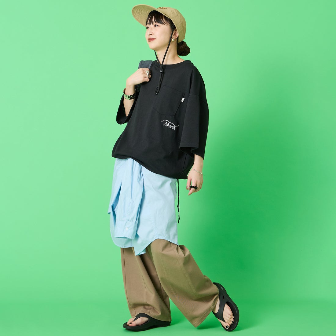 JEANSFACTORY × NANGA [ジーンズファクトリー × ナンガ] 別注 ルーズフィット ドローコードポケットTシャツ [NW26SS-JF5] BLACK &&モデル身長：150cm 着用サイズ：S&&