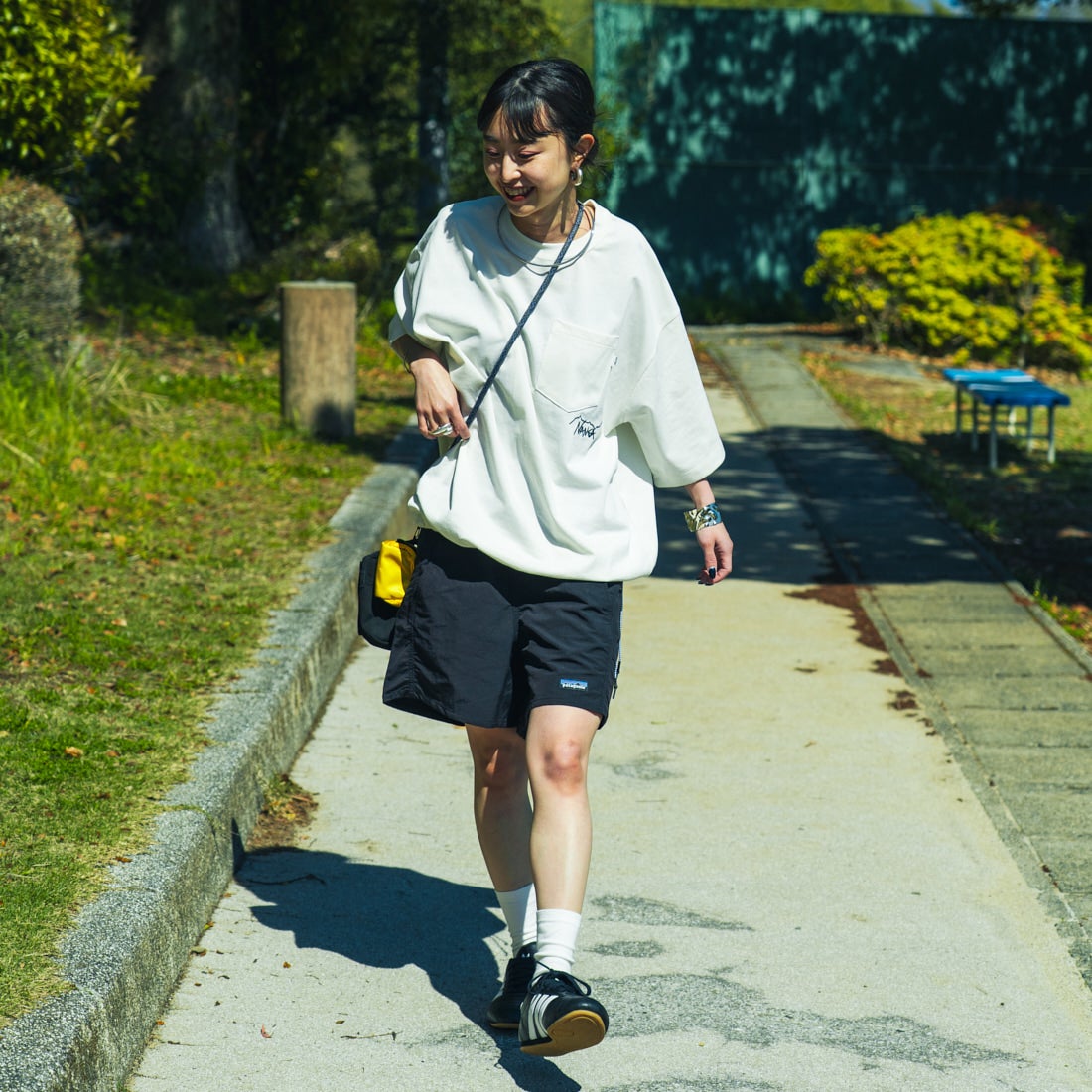 JEANSFACTORY × NANGA [ジーンズファクトリー × ナンガ] 別注 ルーズフィット ドローコードポケットTシャツ [NW26SS-JF5] WHITE &&モデル身長：150cm 着用サイズ：S&&