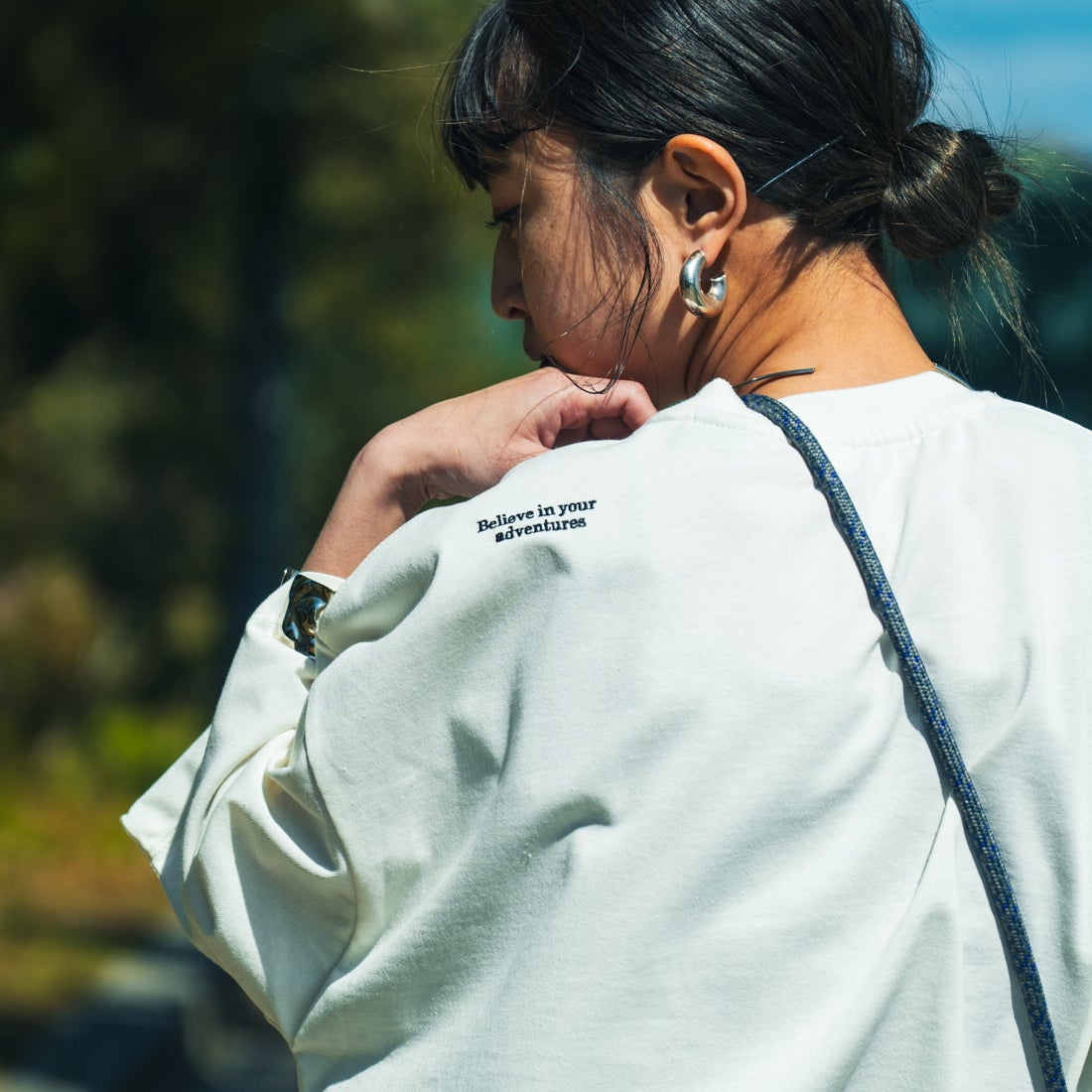 JEANSFACTORY × NANGA [ジーンズファクトリー × ナンガ] 別注 ルーズフィット ドローコードポケットTシャツ [NW26SS-JF5] WHITE &&モデル身長：150cm 着用サイズ：S&&