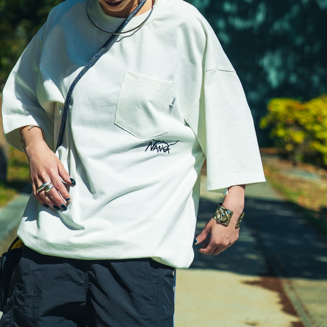 JEANSFACTORY × NANGA [ジーンズファクトリー × ナンガ] 別注 ルーズフィット ドローコードポケットTシャツ [NW26SS-JF5] WHITE &&モデル身長：150cm 着用サイズ：S&&