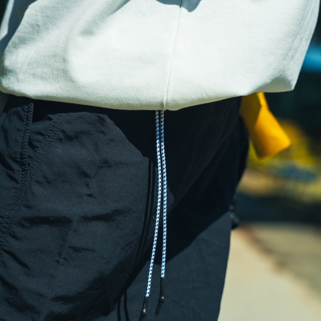 JEANSFACTORY × NANGA [ジーンズファクトリー × ナンガ] 別注 ルーズフィット ドローコードポケットTシャツ [NW26SS-JF5] WHITE &&モデル身長：150cm 着用サイズ：S&&