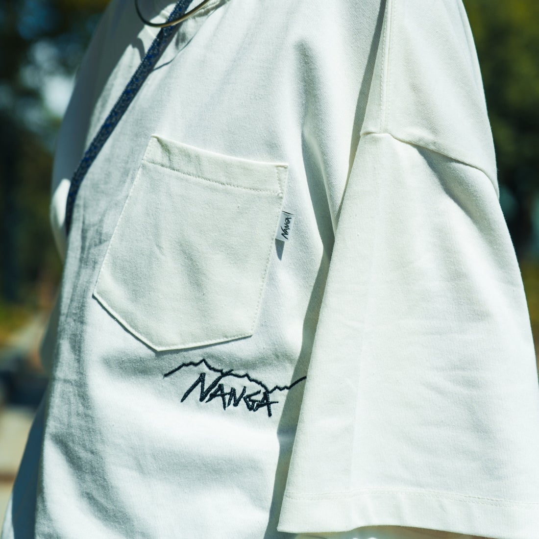 JEANSFACTORY × NANGA [ジーンズファクトリー × ナンガ] 別注 ルーズフィット ドローコードポケットTシャツ [NW26SS-JF5] WHITE &&モデル身長：150cm 着用サイズ：S&&
